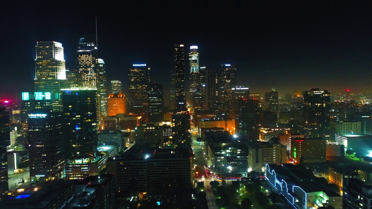 夜景中，城市中被照亮的摩天大楼在天空的映衬下的航拍镜头——洛杉矶，加利福尼亚视频素材