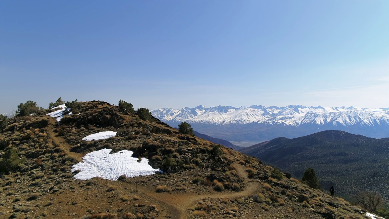 空中向前拍摄的风景雪山对天空，无人机飞越景观-主教，加州视频素材