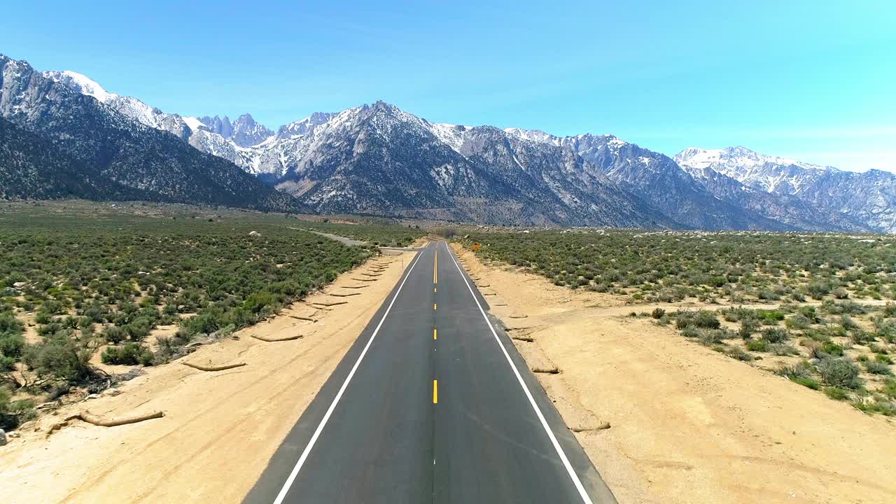 通往山脉的道路的空中向前拍摄，无人机飞越景观-毕夏普，加利福尼亚视频素材