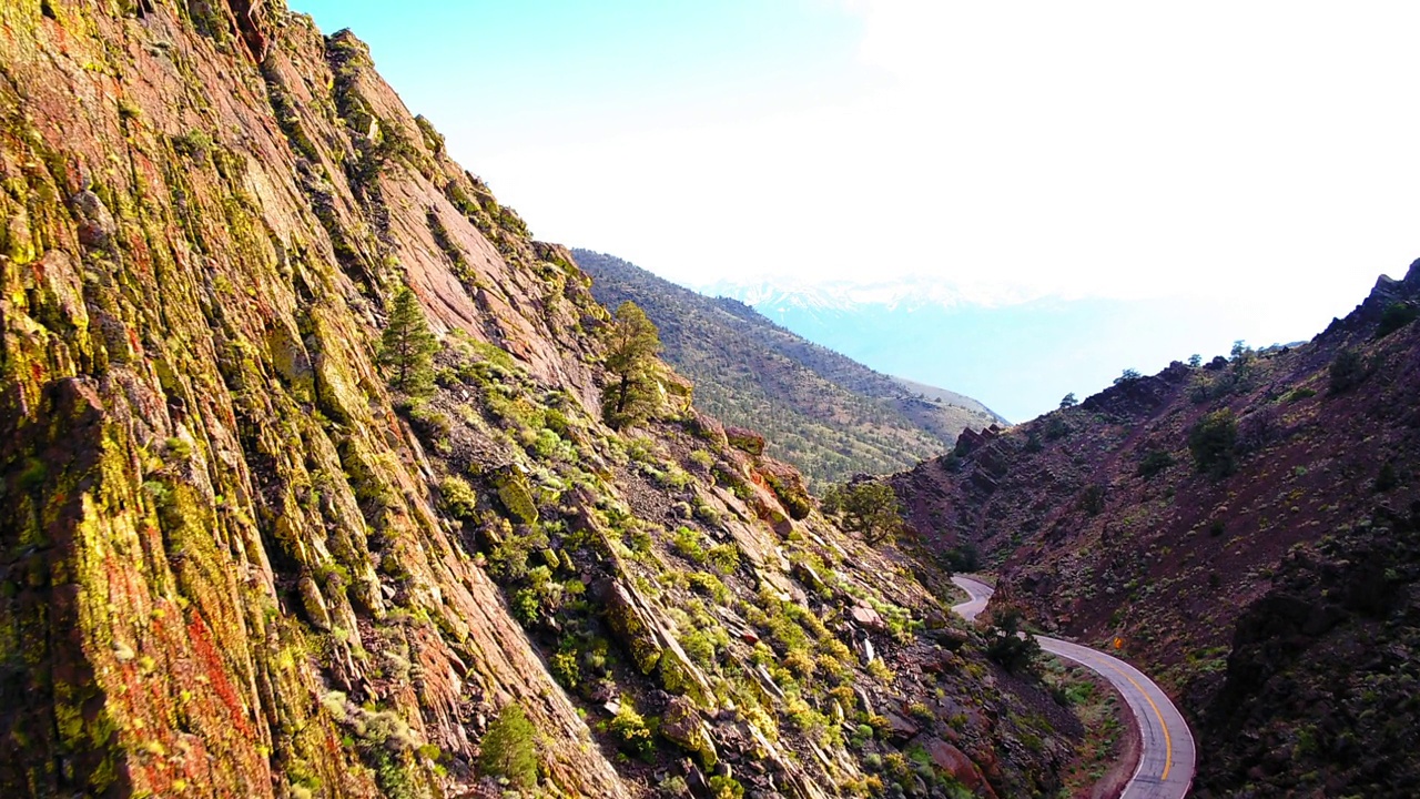 空中前进的空旷道路在山谷对天空-猛犸湖，加利福尼亚视频素材