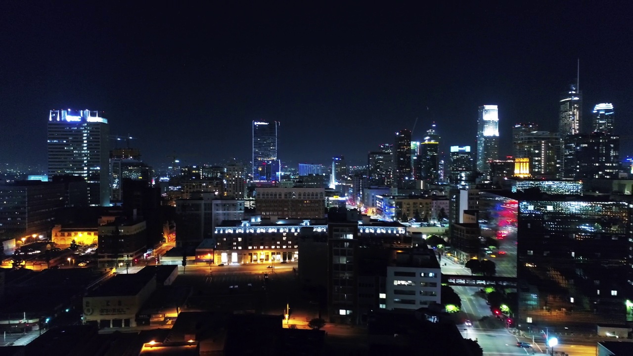 夜间城市灯光塔的空中慢动作拍摄，无人机在城市景观上平移-洛杉矶，加利福尼亚视频素材