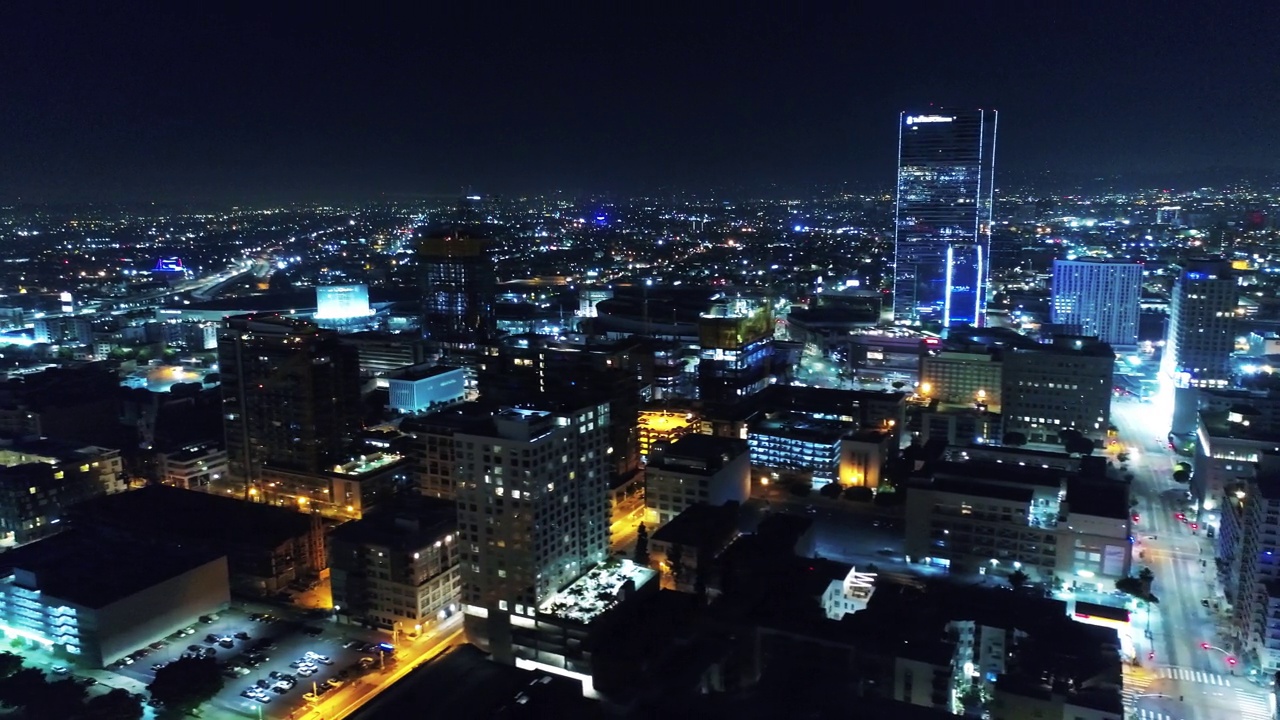 夜间，无人机在城市上空飞行，照亮城市的航拍镜头-洛杉矶，加利福尼亚视频素材