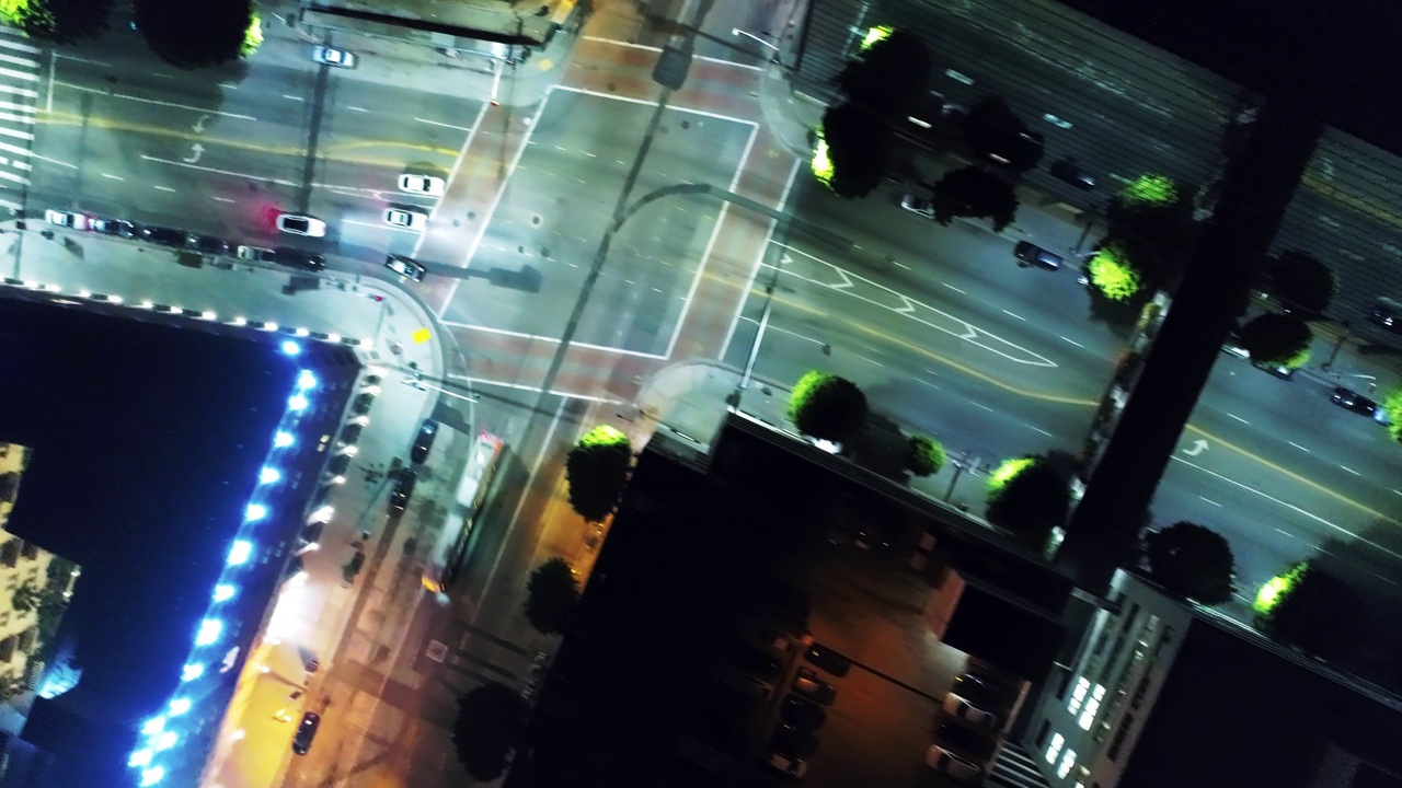 夜间在城市照明街道上行驶的车辆的鸟瞰图，无人机飞越城市景观-洛杉矶，加利福尼亚州视频素材