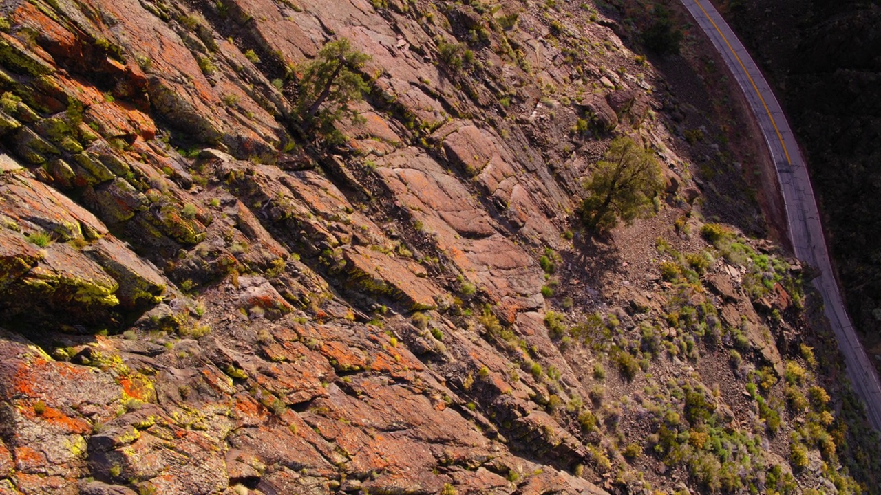 空中平移拍摄的空路在山谷中山在阳光明媚的一天-阿拉巴马山，加利福尼亚视频素材