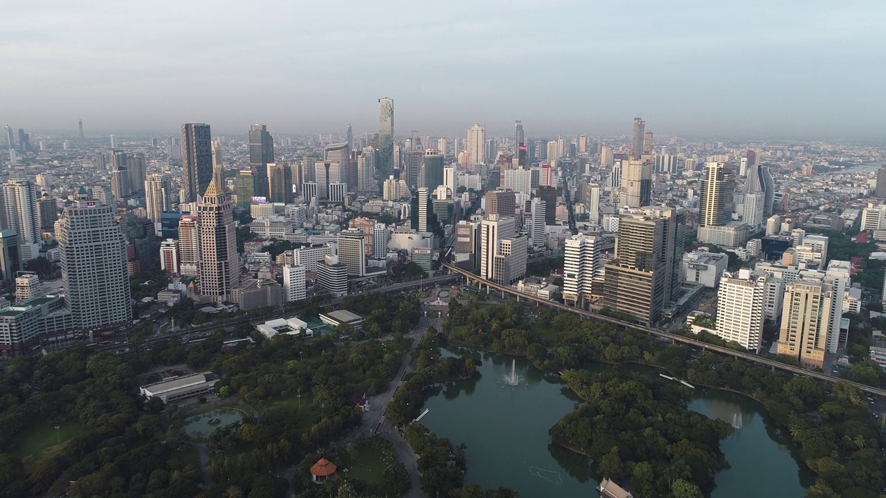 鸟瞰图城市办公楼与伦皮尼公园城市生活运输车视频素材