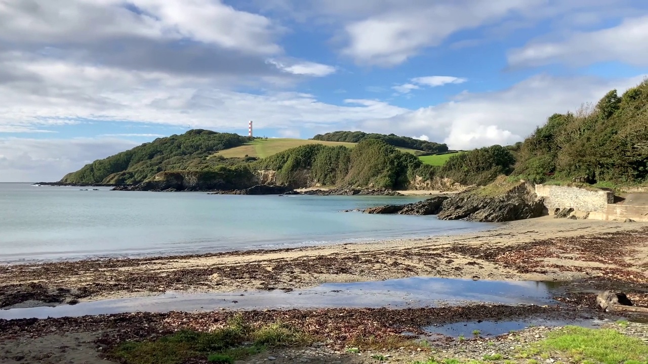 在康沃尔郡可爱的Polridmouth海湾的平移镜头，可以看到Gribbin Head视频素材