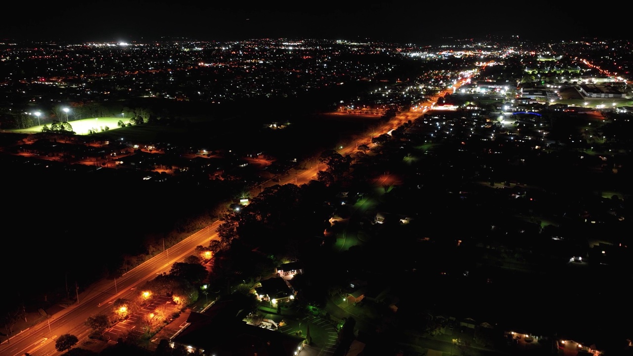 夜间道路上灯火通明的交通时间间隔视频素材