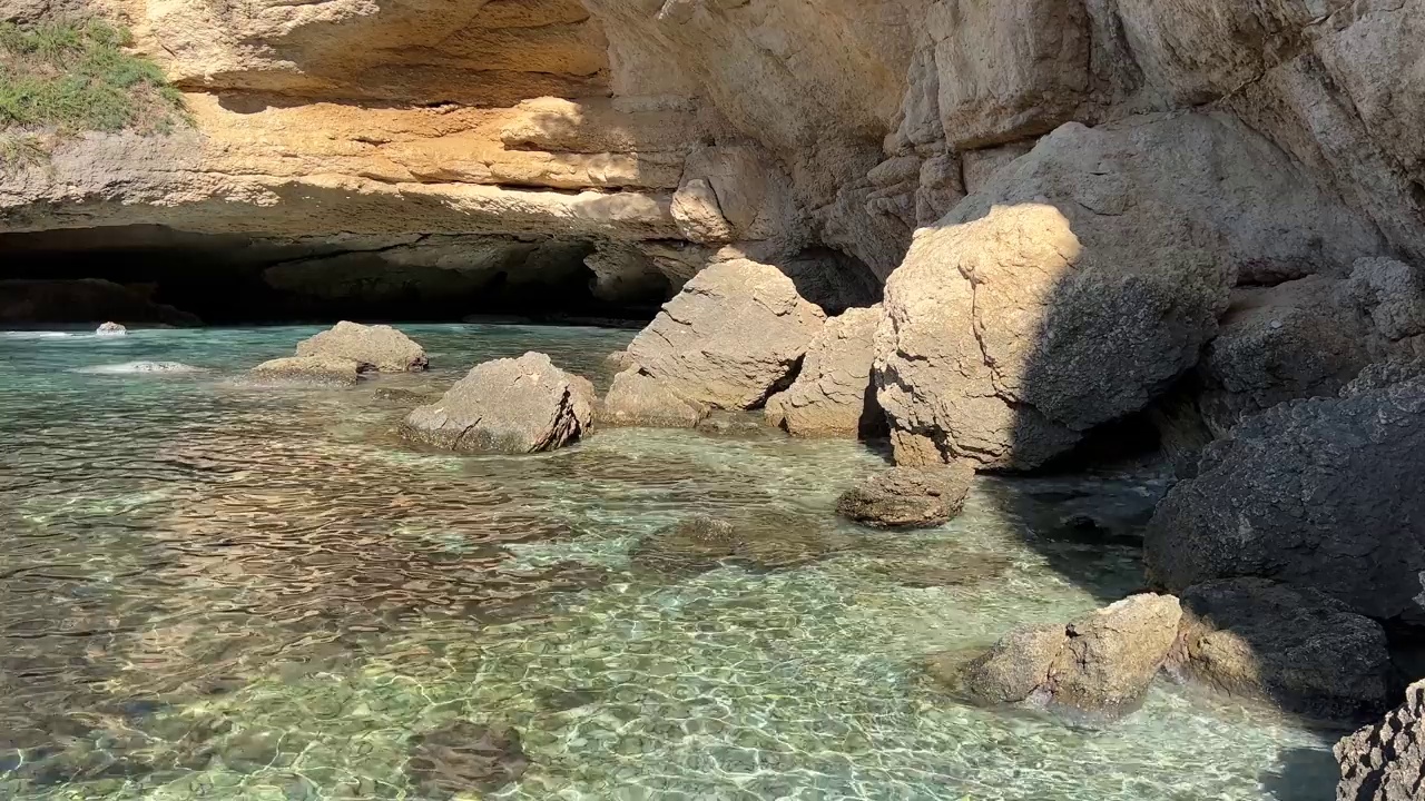 岩洞中海水清澈。视频素材