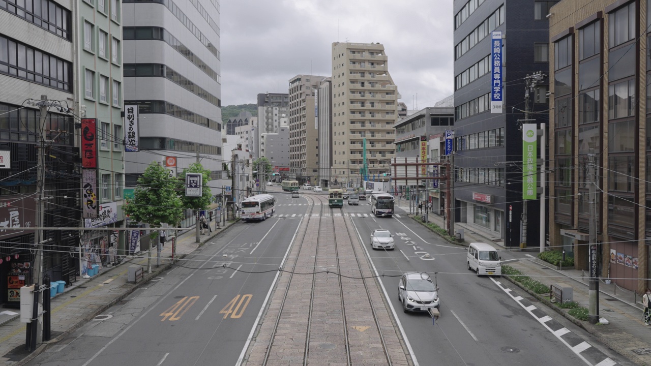 在日本长崎，人们每天上下班或旅行都使用有轨电车或有轨电车和公共汽车作为日常交通工具。日本城市交通生活方式概念。视频素材