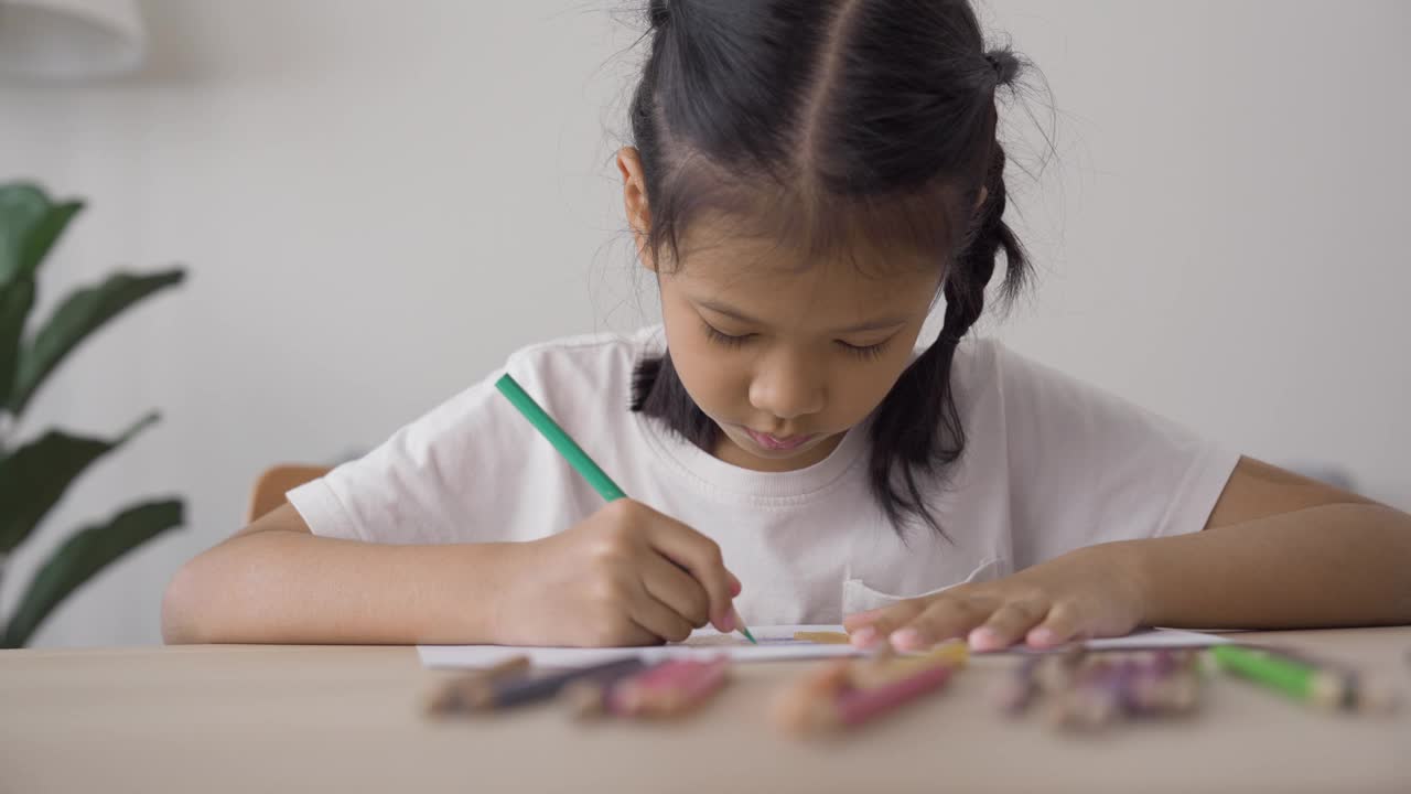 亚洲小女孩在家里做她的艺术和涂色作业视频素材