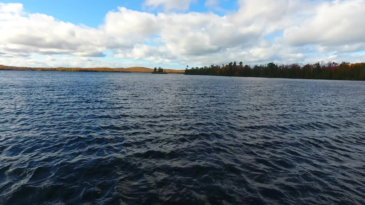 空中低空在宁静的湖上的水在高峰期间下降与小岛视频素材