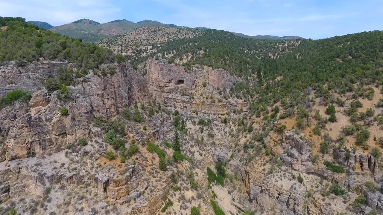 从空中穿过科罗拉多州的落基山脉峡谷视频素材