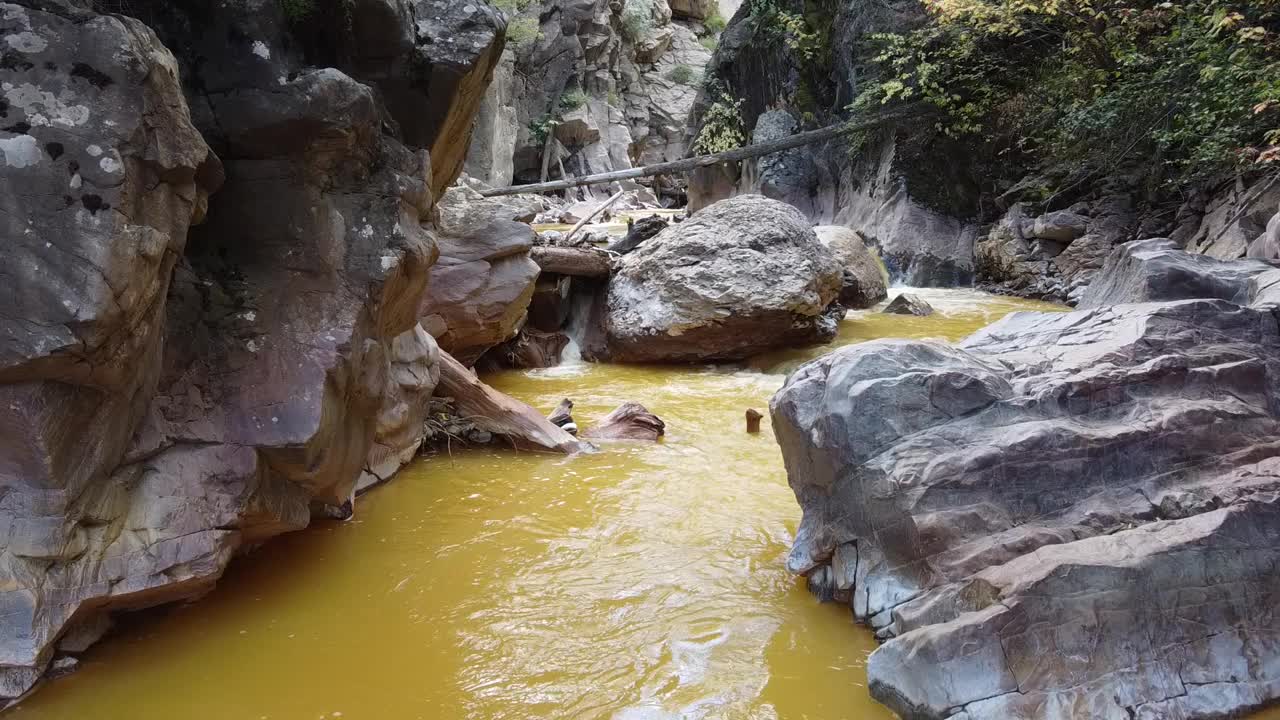 从峡谷中的河流空中俯瞰巨大的水坝和山谷，还有标志性的百万美元高速公路视频素材