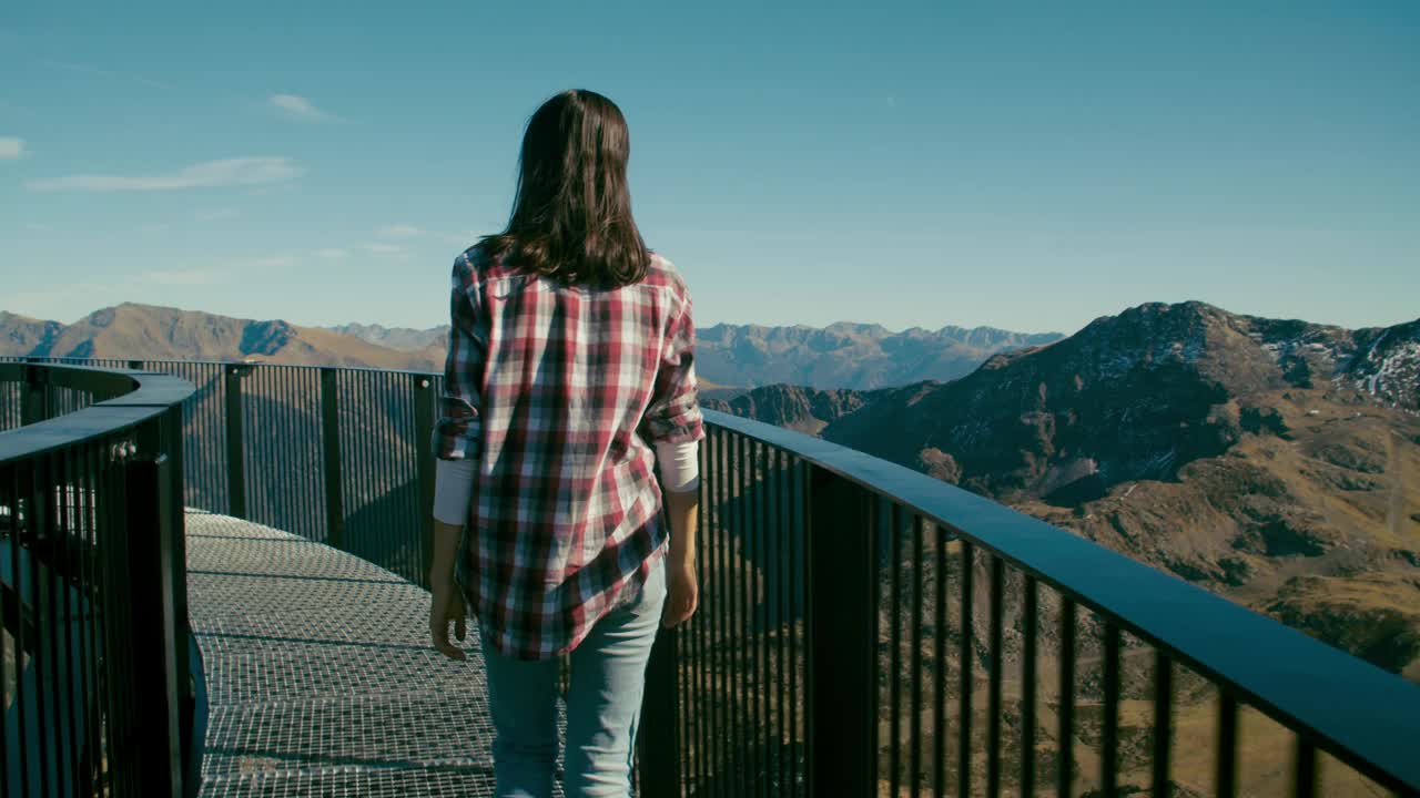 女游客在山地度假旅游的观景台上行走视频素材