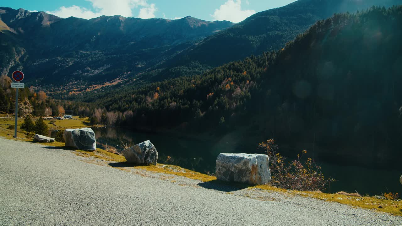 满足的游客跑到路边，举起手臂欣赏山景湖景视频下载