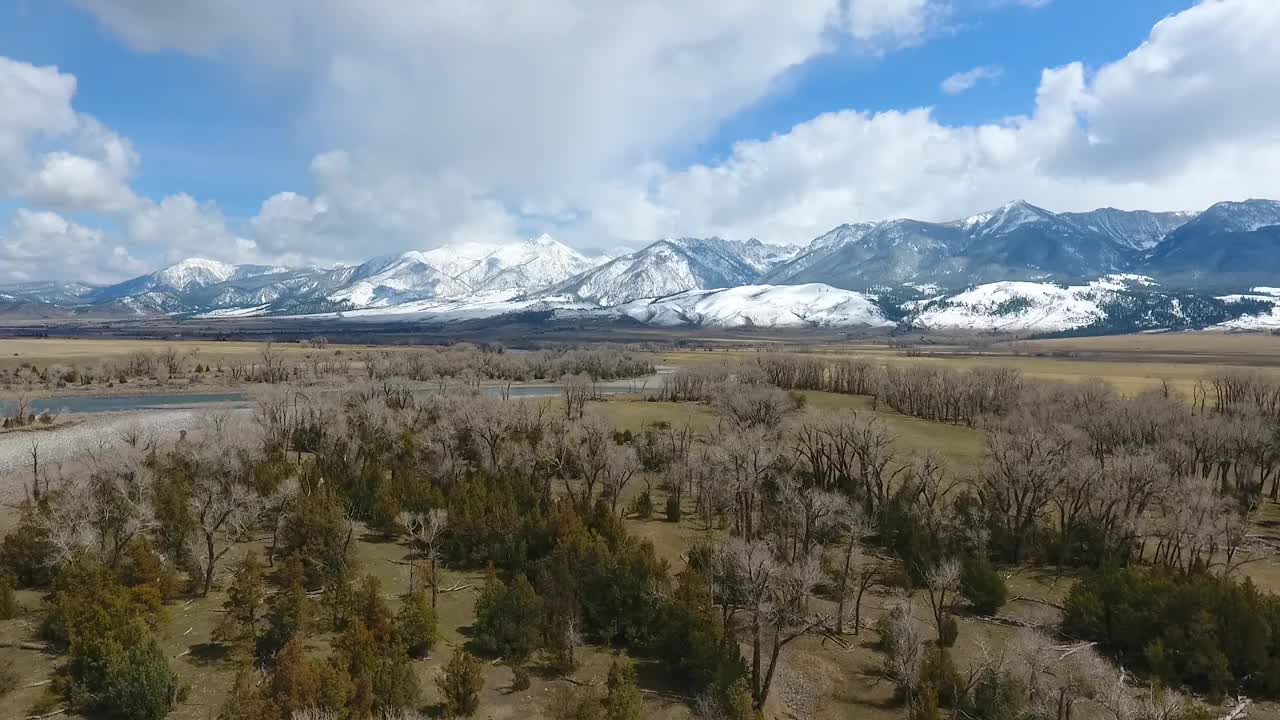 飞越沙漠平原，飞向迷人的雪山视频素材