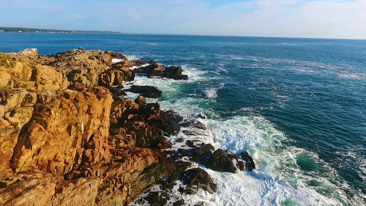 缅因州海洋悬崖的静止视图，海浪撞击巨石视频素材