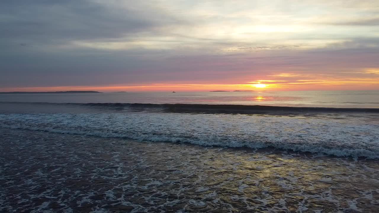 在缅因州的海滩上，在神奇的日出中，近距离欣赏海浪视频素材