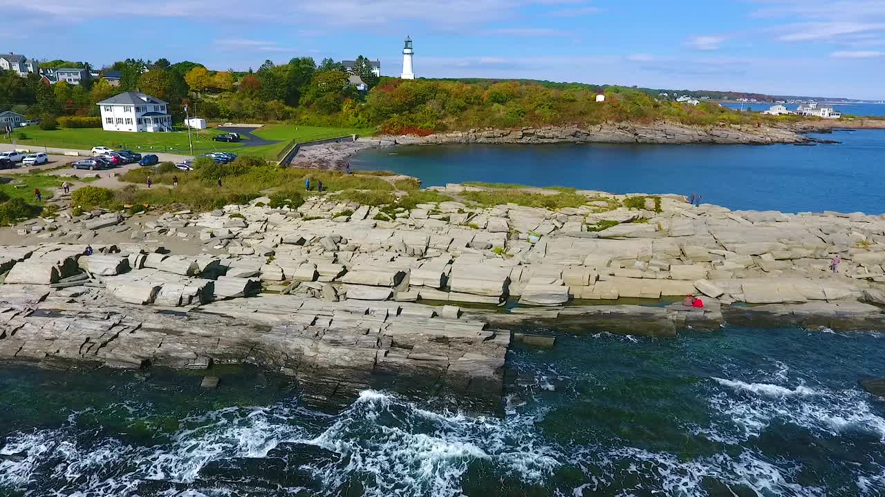 航拍缅因州落基海岸，背景是浅水和灯塔视频素材