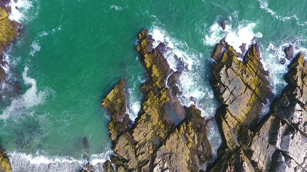 从空中俯瞰缅因州布满岩石的海岸，海浪汹涌视频素材