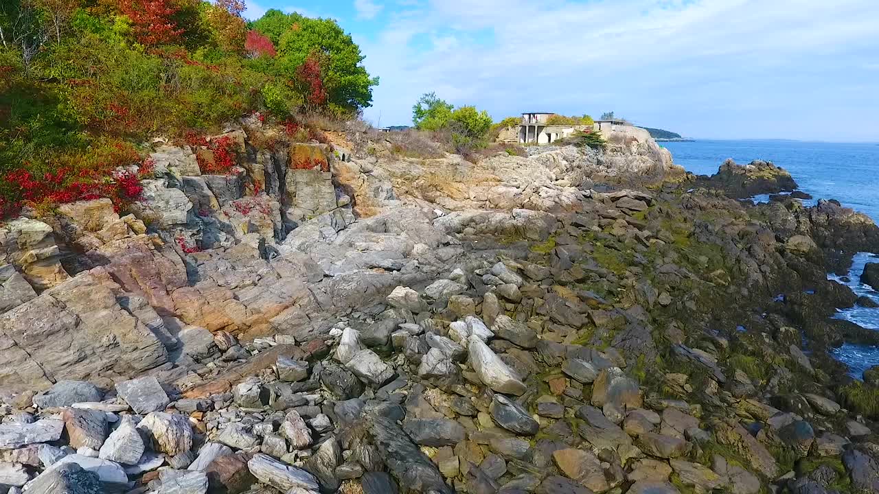 在缅因州，空中的波浪撞击着岩石海岸线视频素材