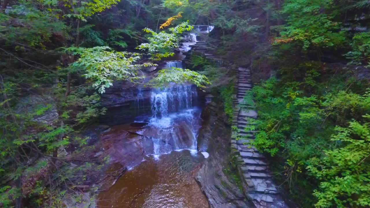 鸟瞰图下到峡谷的楼梯和瀑布视频素材