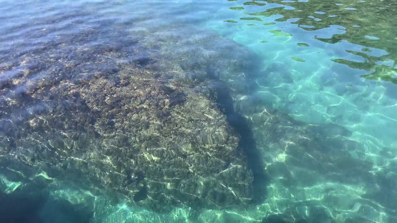 碧蓝碧绿的海水在大海中流动视频素材