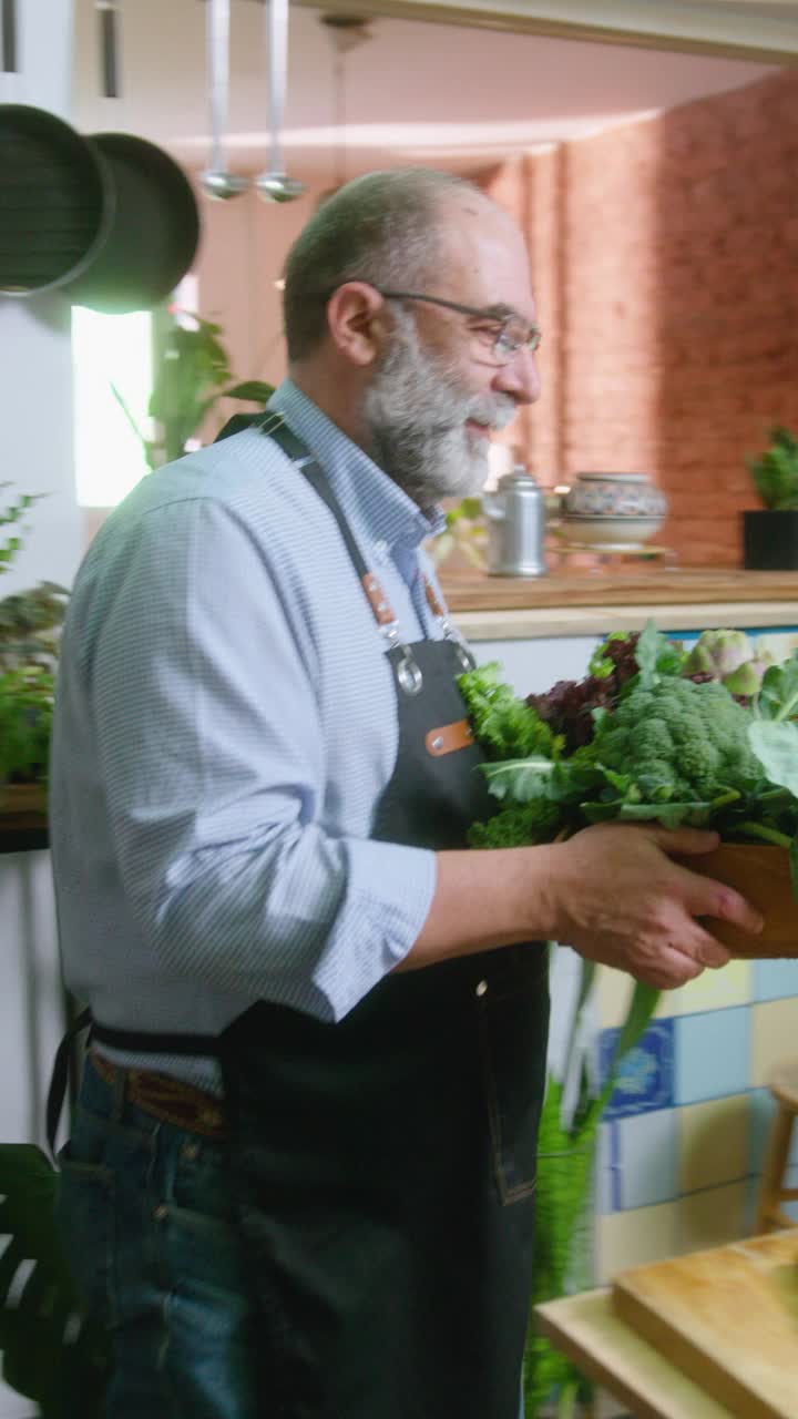 资深美食博主在镜头前谈论新鲜蔬菜视频素材