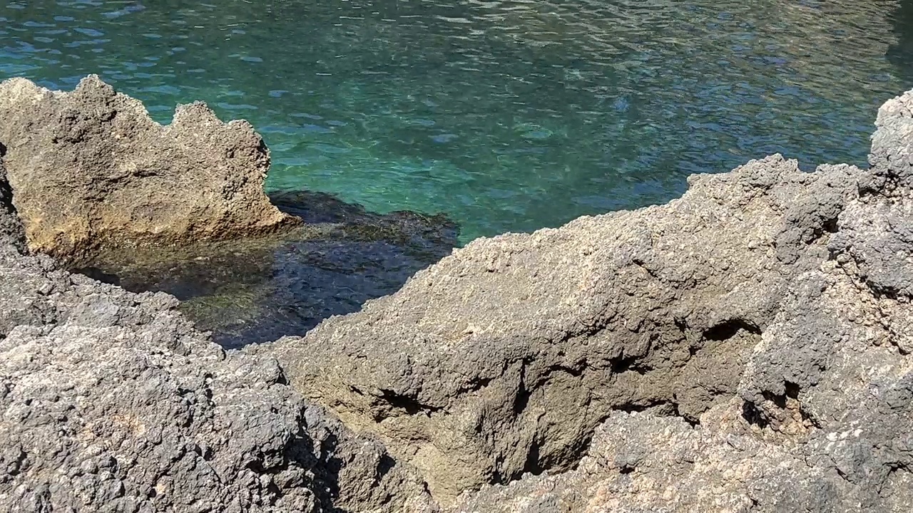 多岩石的海岸。视频素材