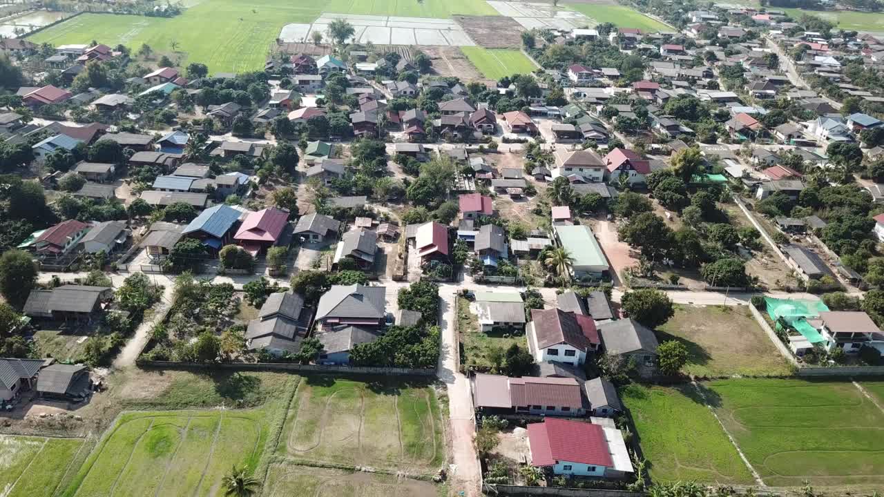 鸟瞰泰国清莱省南部帕岱地区的乡村。视频素材