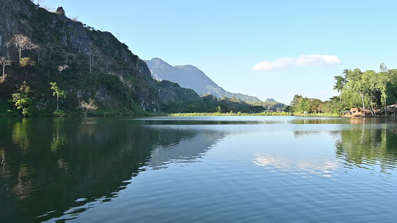 泰国清莱省美赛区Tham Sao Hin Phayanak水库的景色。视频素材