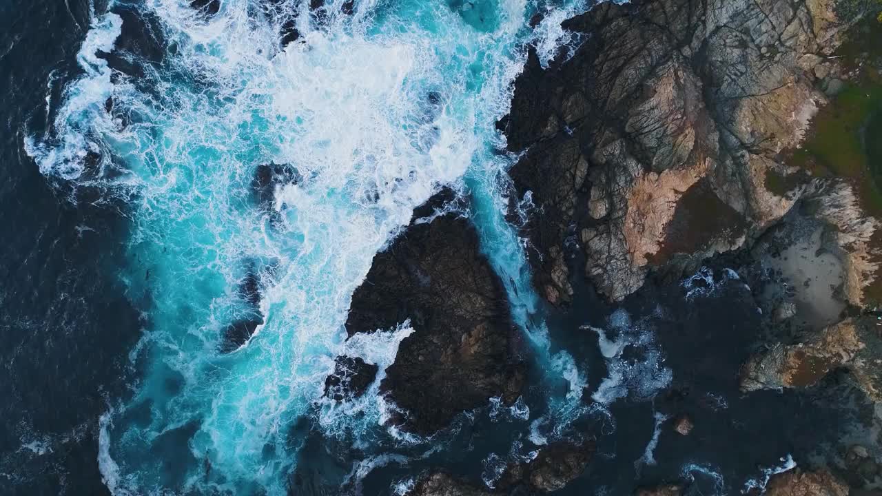 加州岩石海滩上的海浪视频素材