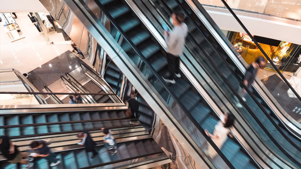 香港市区购物中心的自动扶梯运送亚洲人的时间变化。百货商务、金融经济、亚洲都市生活、旅游旅行者生活方式。高角度视图视频下载