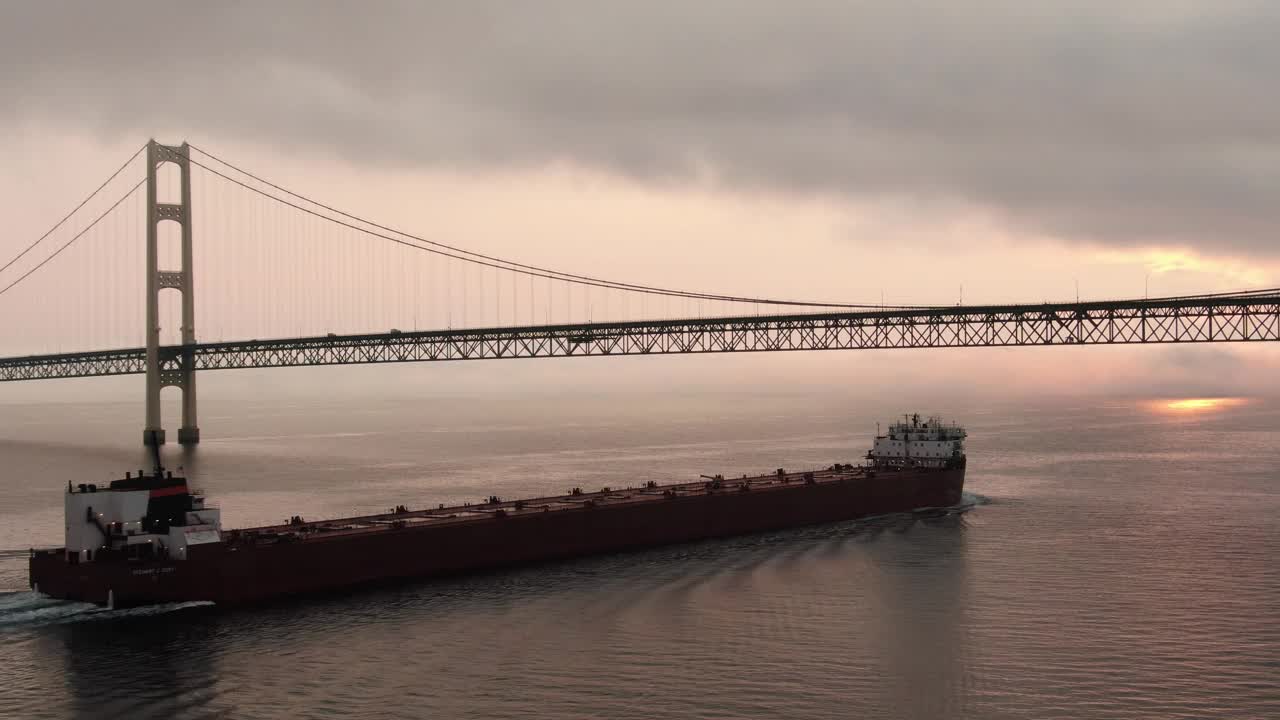 MV Paul R. Tregurtha船在日落时分从Mackinac大桥下经过视频素材