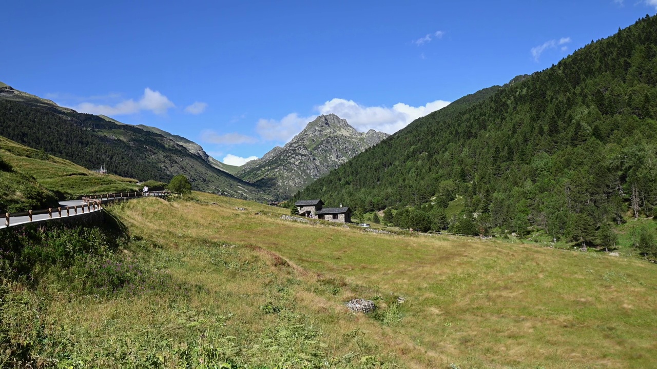 安道尔的英格斯山谷的夏天。Vall d ' Incles，安道尔视频下载