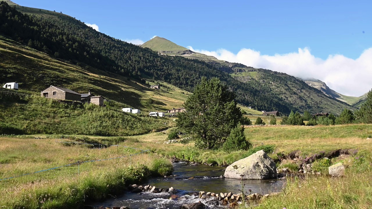 安道尔的英格斯山谷的夏天。Vall d ' Incles，安道尔视频下载