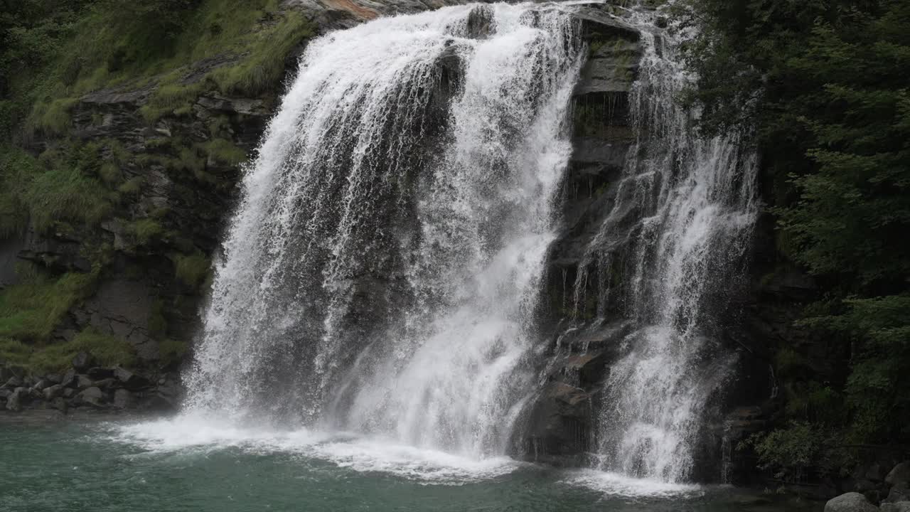 空中无人机看到的瀑布(cascata piumogna)被郁郁葱葱的绿树包围视频素材