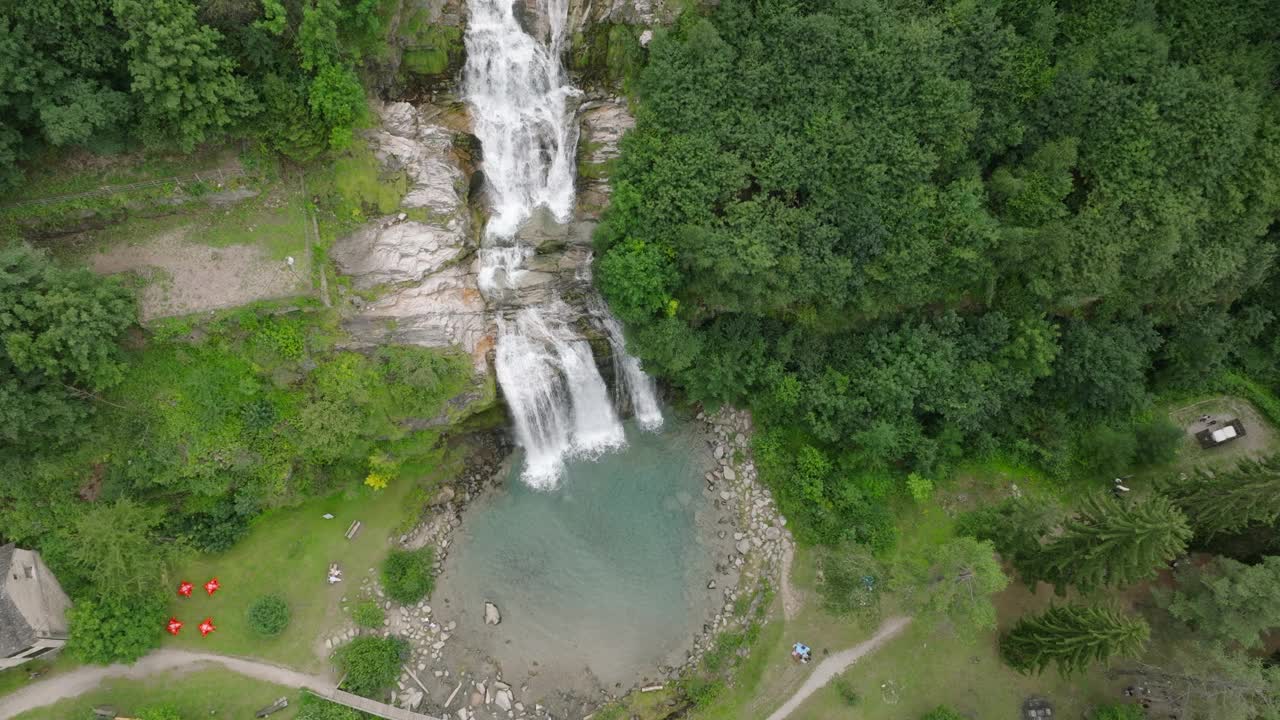 空中无人机看到的瀑布(cascata piumogna)被郁郁葱葱的绿树包围视频素材