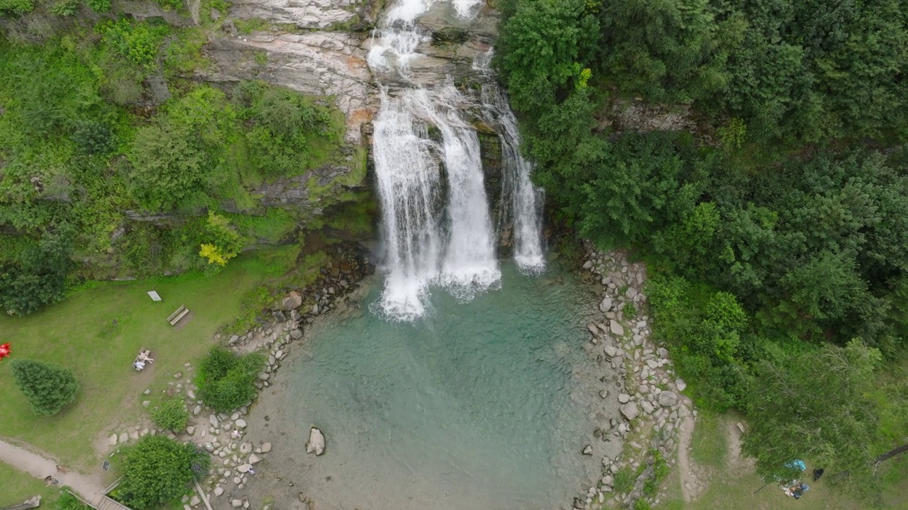 空中无人机看到的瀑布(cascata piumogna)被郁郁葱葱的绿树包围视频素材