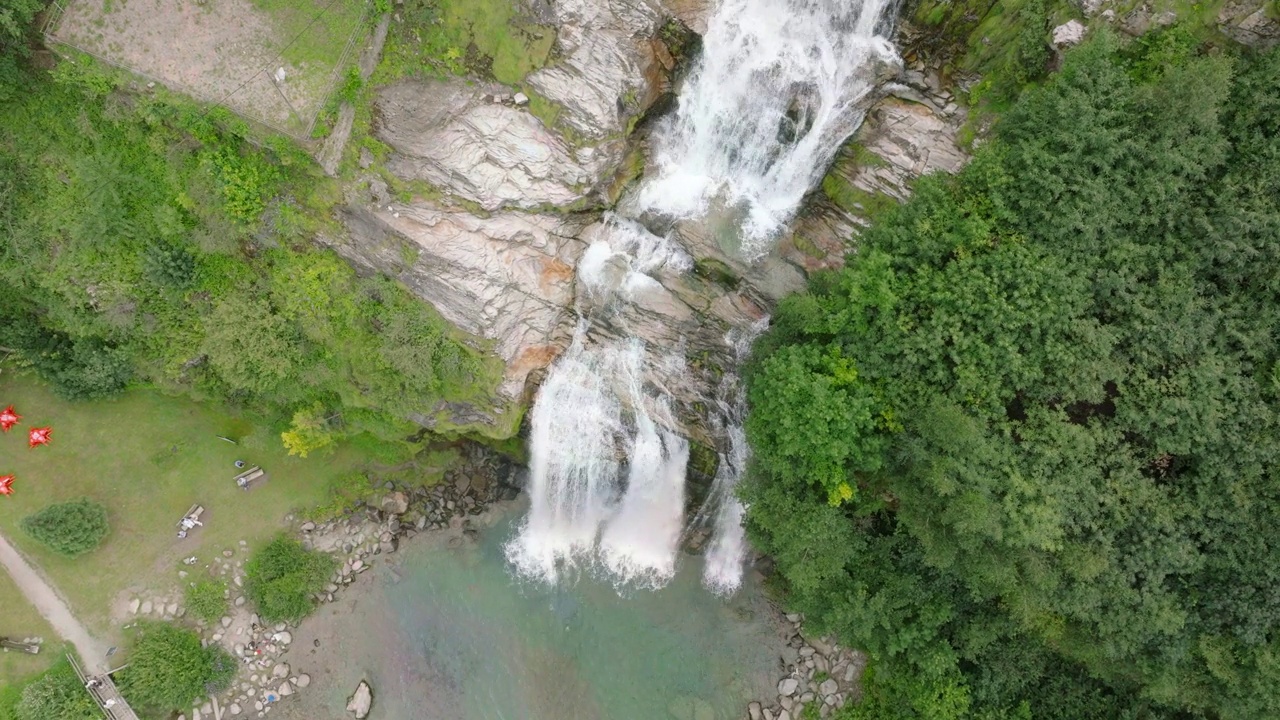 空中无人机看到的瀑布(cascata piumogna)被郁郁葱葱的绿树包围视频素材