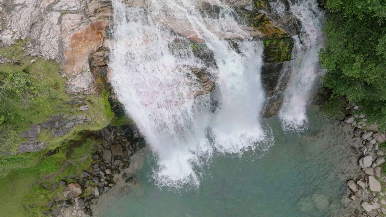 空中无人机看到的瀑布(cascata piumogna)被郁郁葱葱的绿树包围视频素材