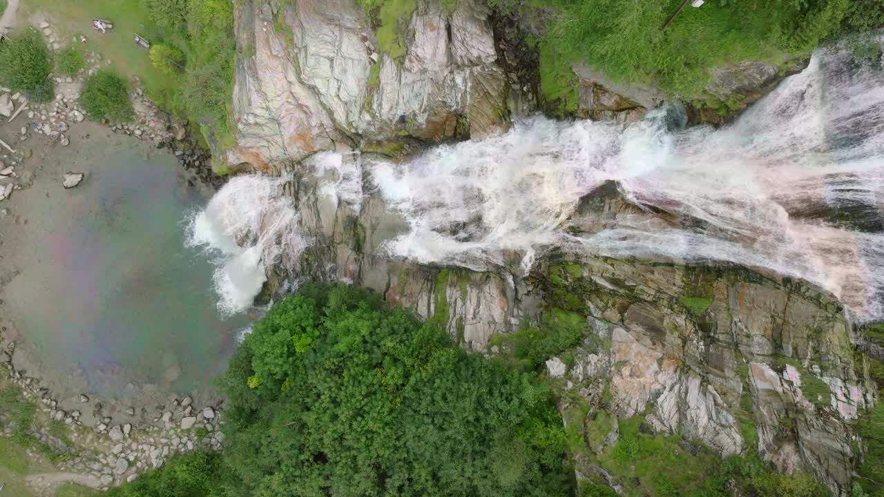 空中无人机看到的瀑布(cascata piumogna)被郁郁葱葱的绿树包围视频素材