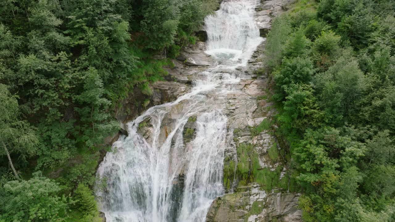 空中无人机看到的瀑布(cascata piumogna)被郁郁葱葱的绿树包围视频素材