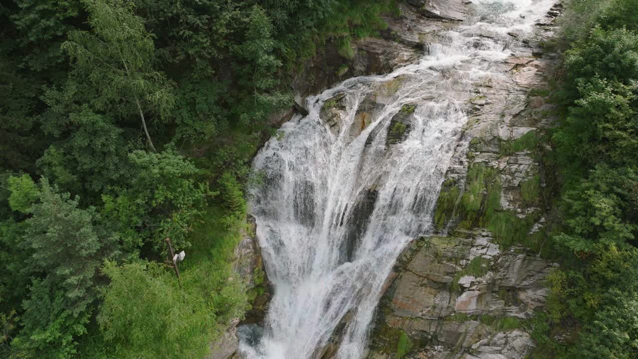 空中无人机看到的瀑布(cascata piumogna)被郁郁葱葱的绿树包围视频素材