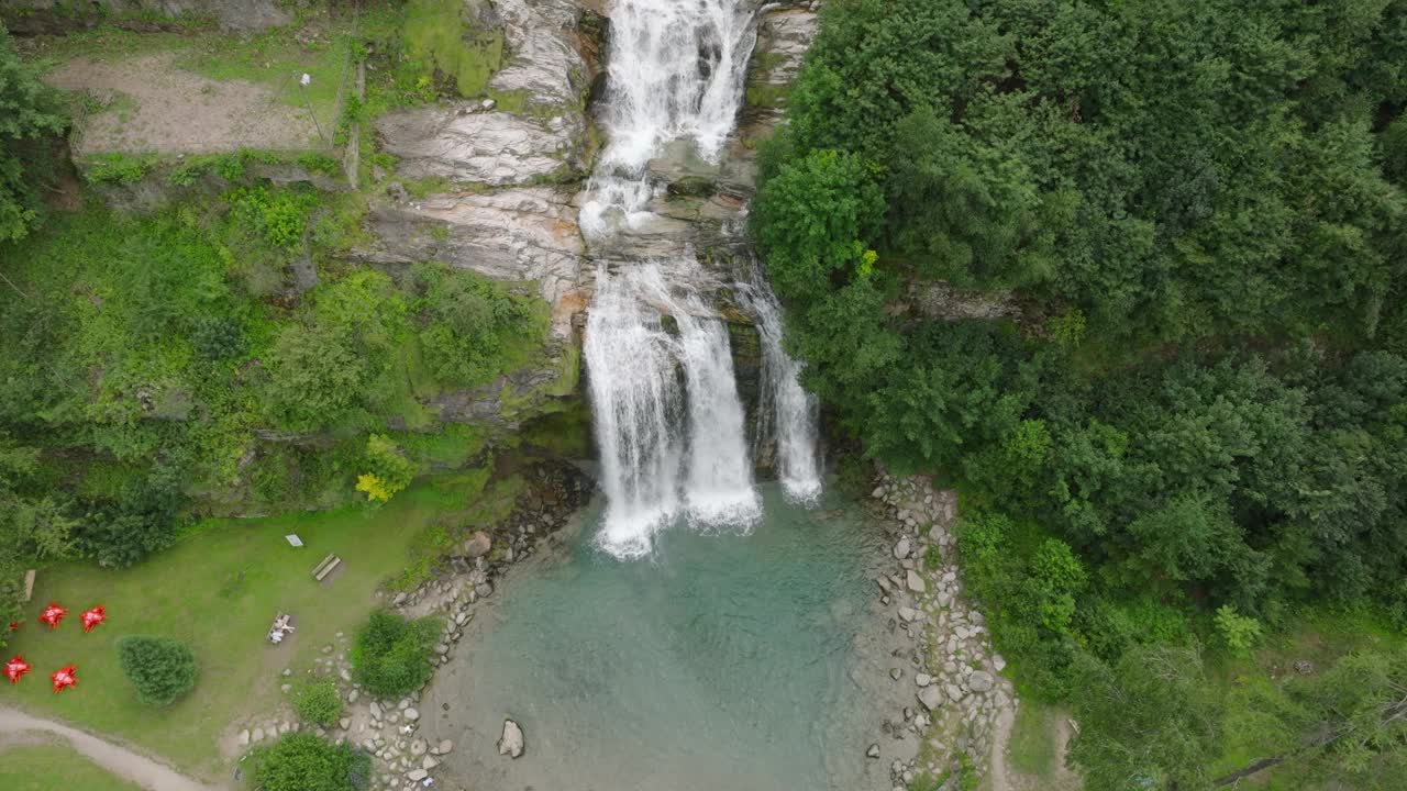 空中无人机看到的瀑布(cascata piumogna)被郁郁葱葱的绿树包围视频素材