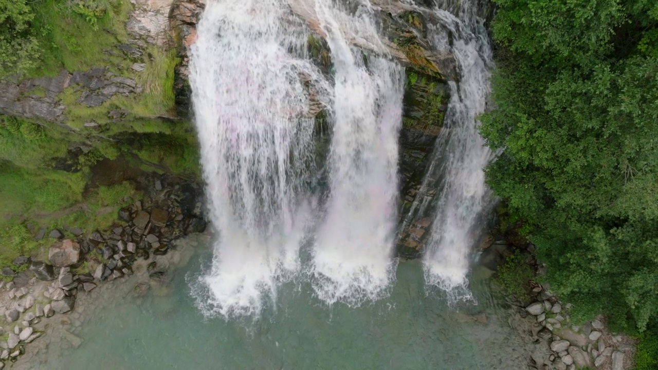 空中无人机看到的瀑布(cascata piumogna)被郁郁葱葱的绿树包围视频素材