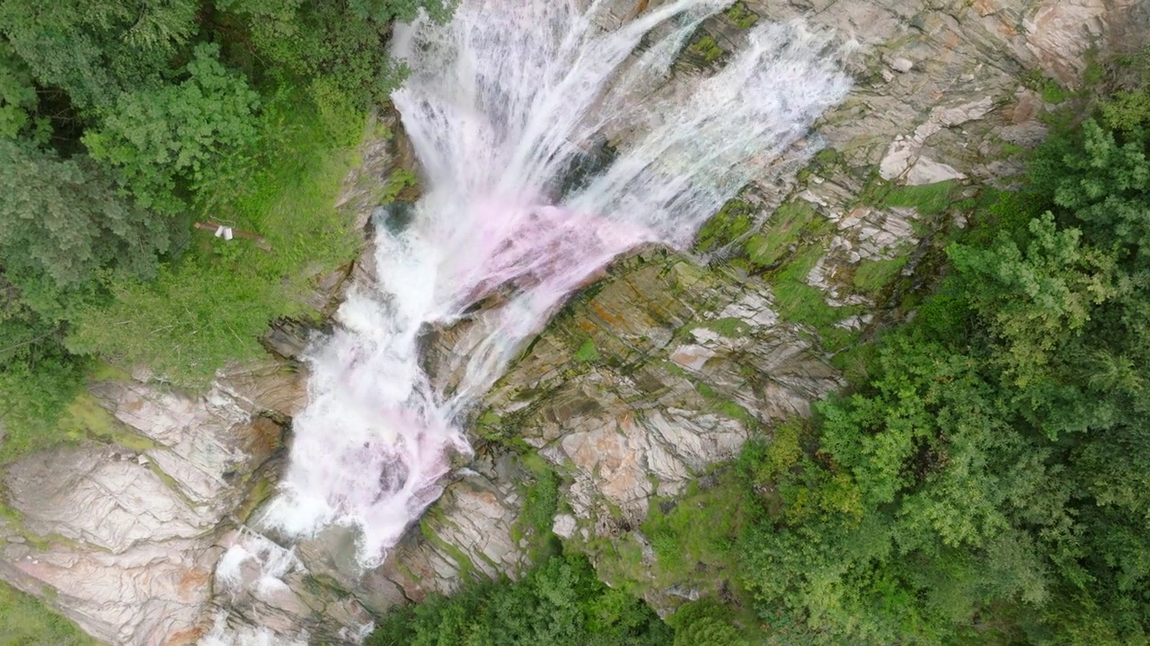 空中无人机看到的瀑布(cascata piumogna)被郁郁葱葱的绿树包围视频素材