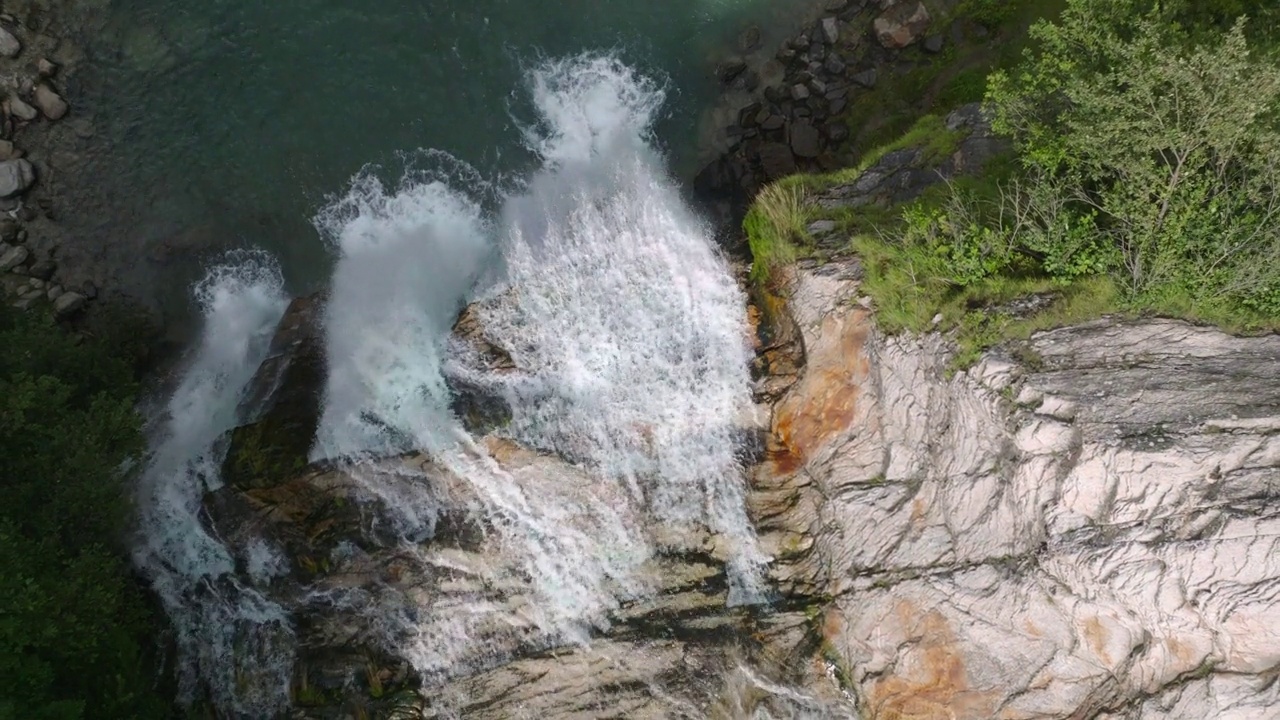 空中无人机看到的瀑布(cascata piumogna)被郁郁葱葱的绿树包围视频素材