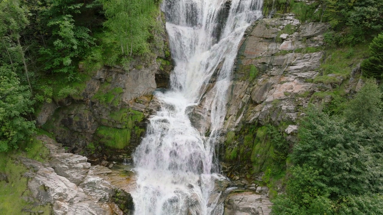 空中无人机看到的瀑布(cascata piumogna)被郁郁葱葱的绿树包围视频素材