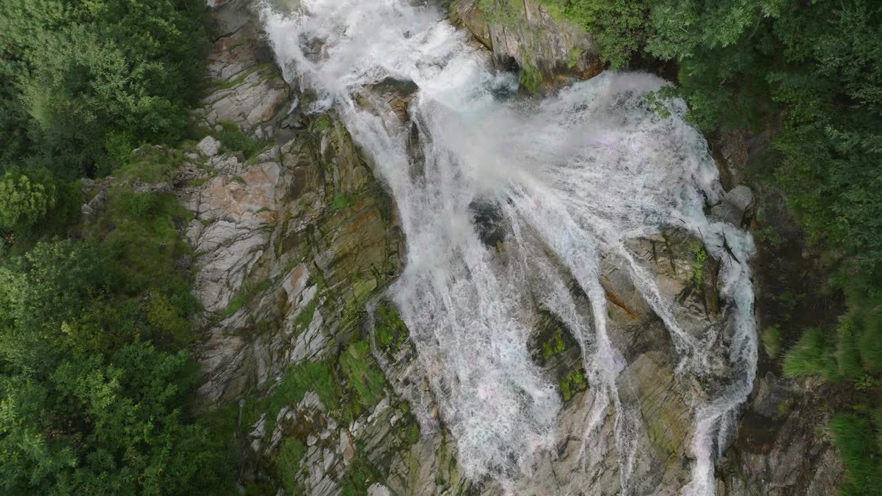 空中无人机看到的瀑布(cascata piumogna)被郁郁葱葱的绿树包围视频素材